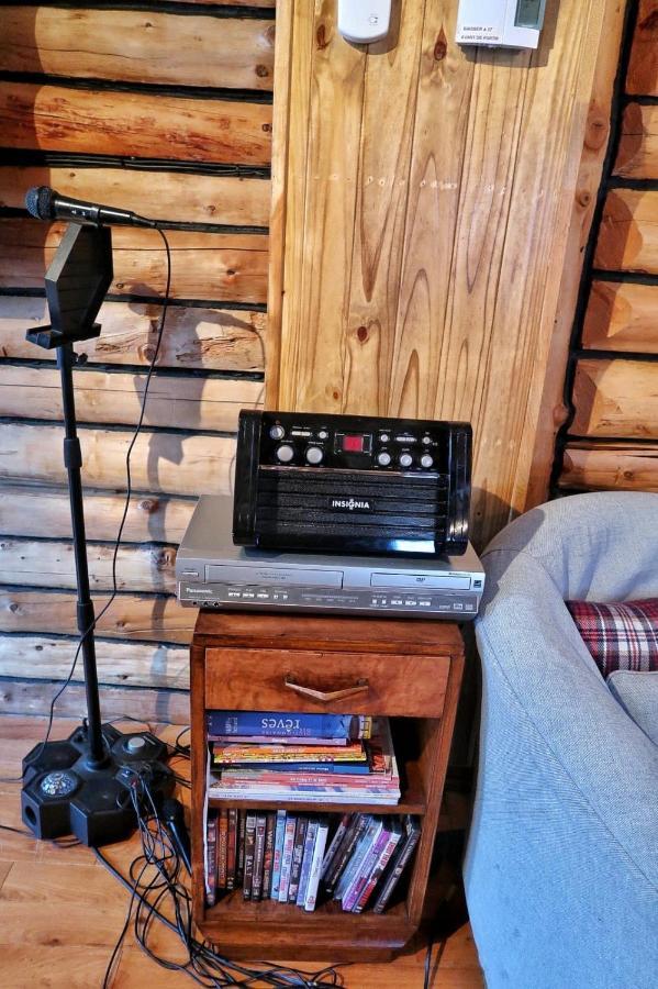 La Minerve Cozy Log Cottage מראה חיצוני תמונה